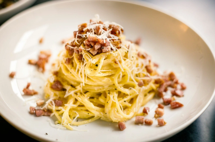 What is traditional carbonara in Italy?